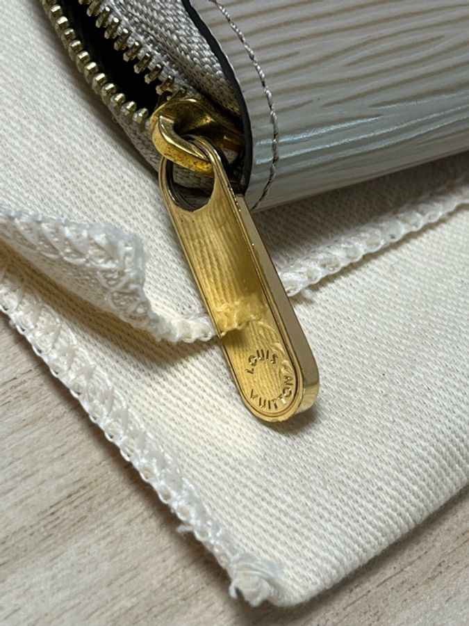 LOUIS VUITTON ZIPPY EPI-6