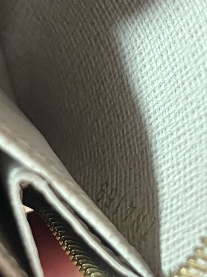 LOUIS VUITTON ZIPPY EPI-7