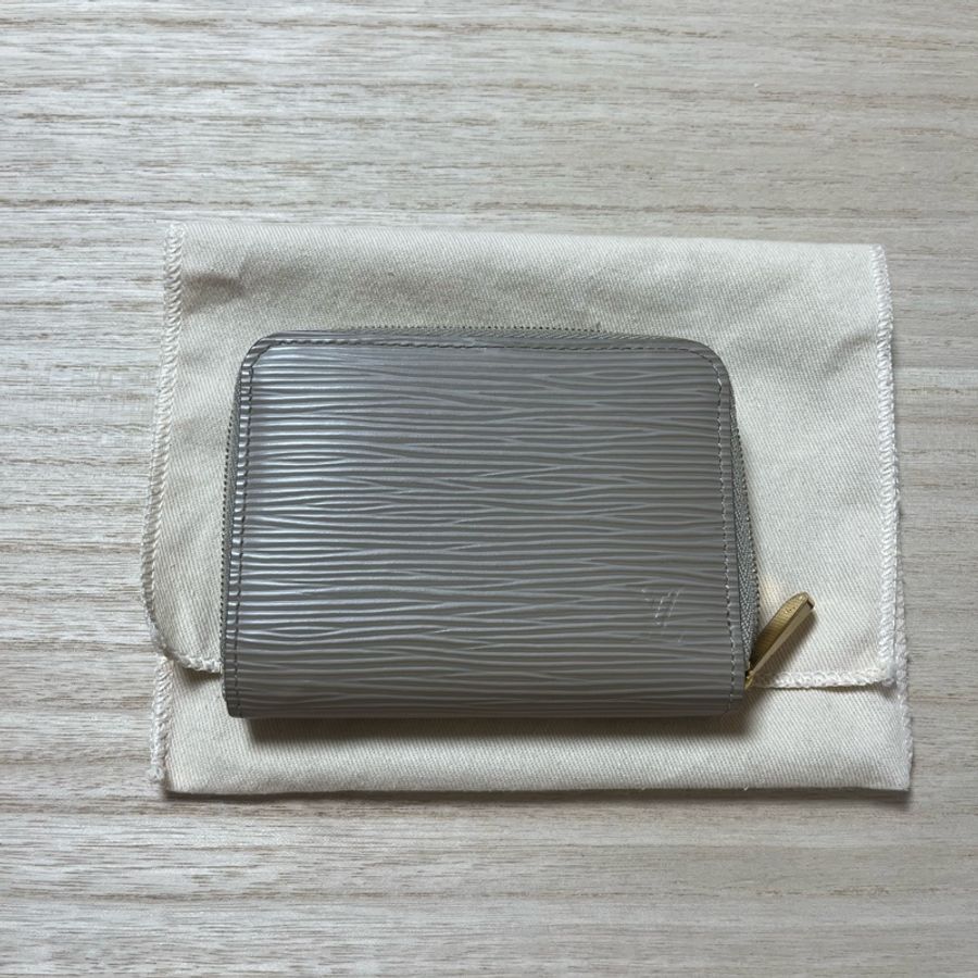 LOUIS VUITTON ZIPPY EPI-8