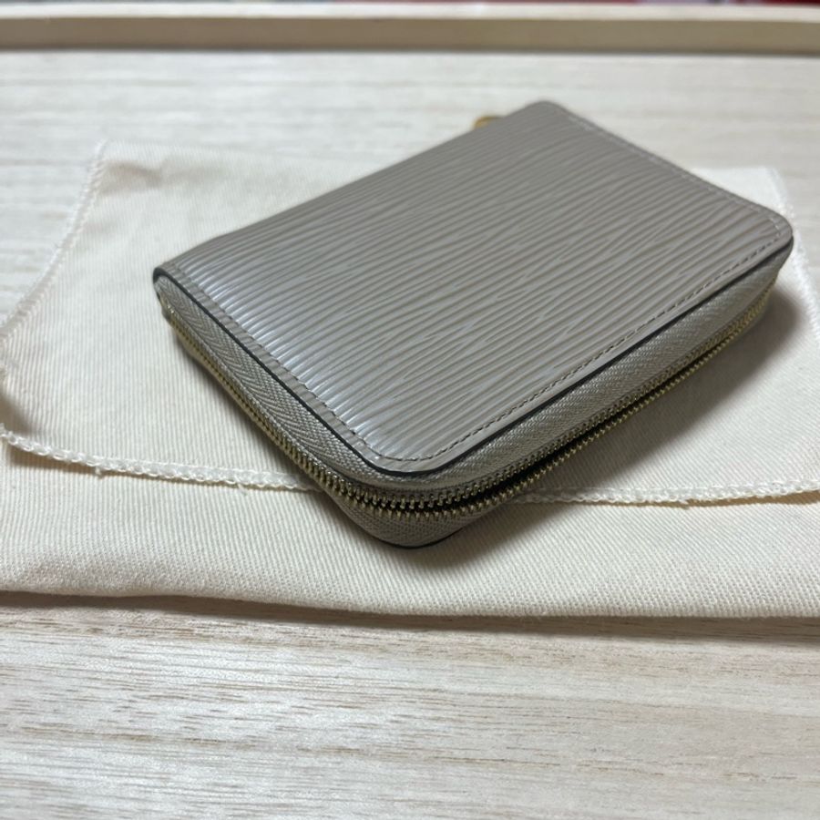 LOUIS VUITTON ZIPPY EPI-11