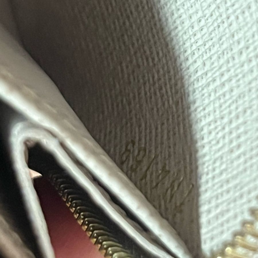 LOUIS VUITTON ZIPPY EPI-16