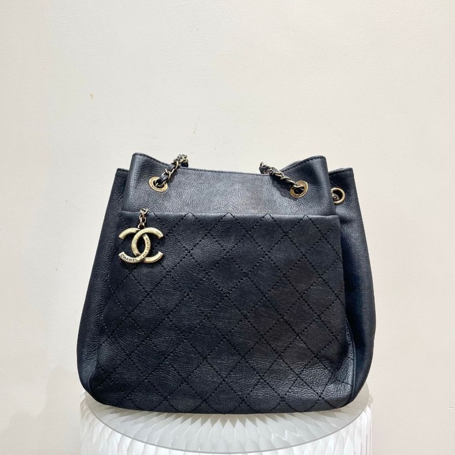 Chanel香奈兒黑金牛皮托特包✨復古做舊五金設計-0