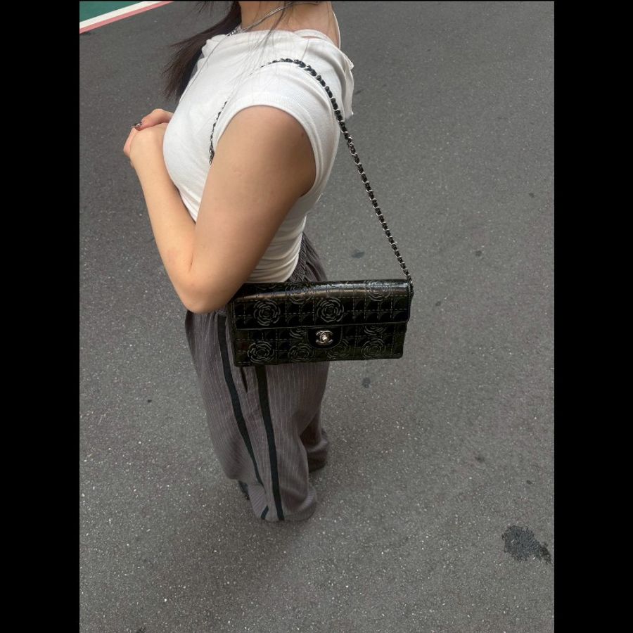 Chanel 銀鍊黑皮山茶花鏤空紋肩側包-4