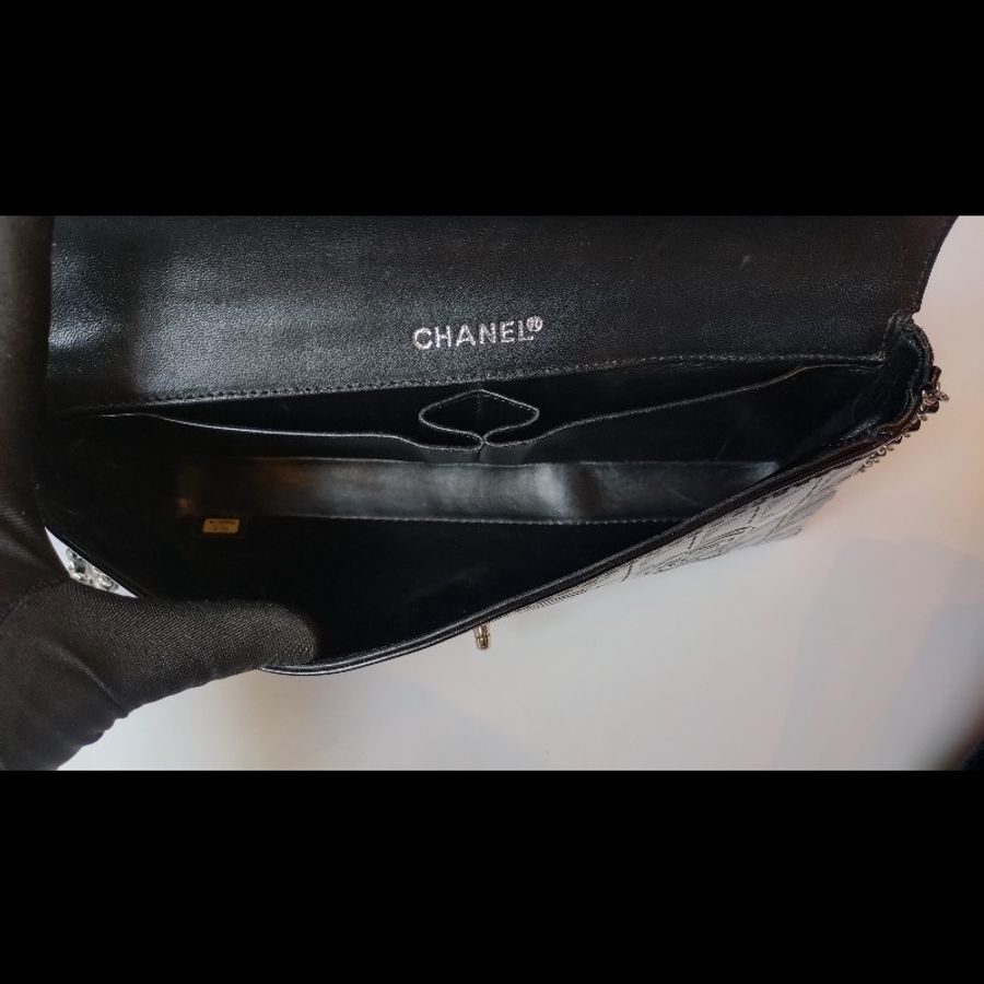 Chanel 銀鍊黑皮山茶花鏤空紋肩側包-19