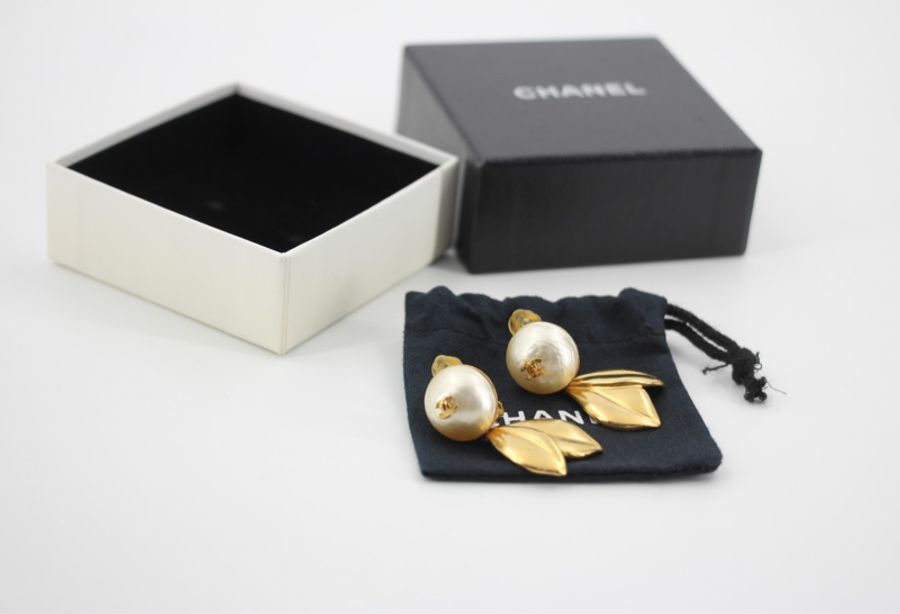 Chanel Vintage 99P 仿珍珠金色葉形吊墜耳環-2