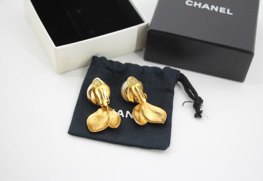 Chanel Vintage 99P 仿珍珠金色葉形吊墜耳環-3