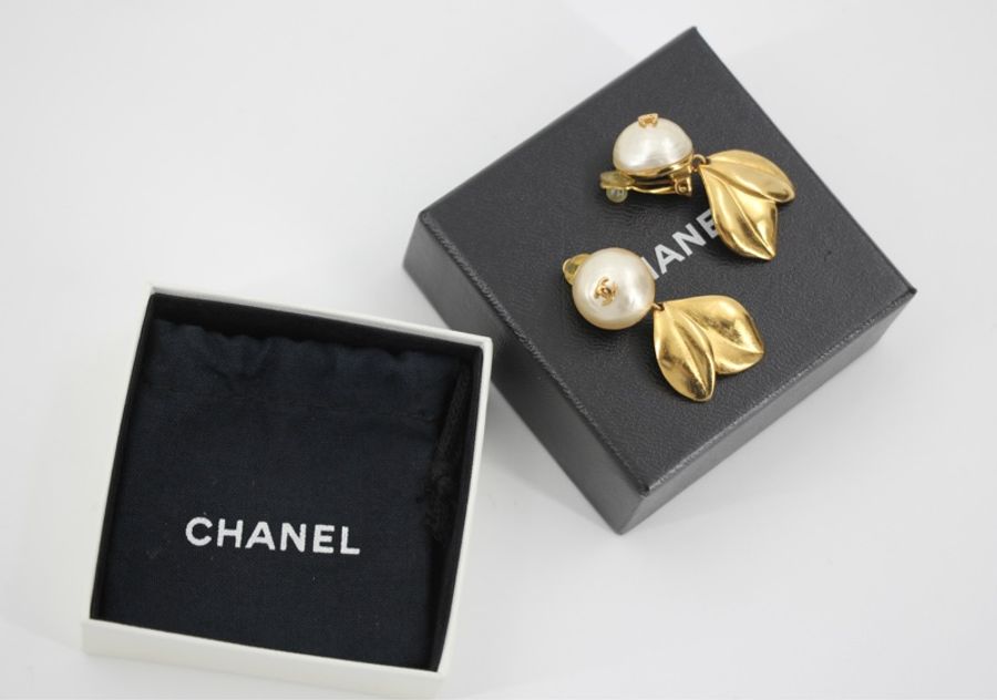 Chanel Vintage 99P 仿珍珠金色葉形吊墜耳環-5