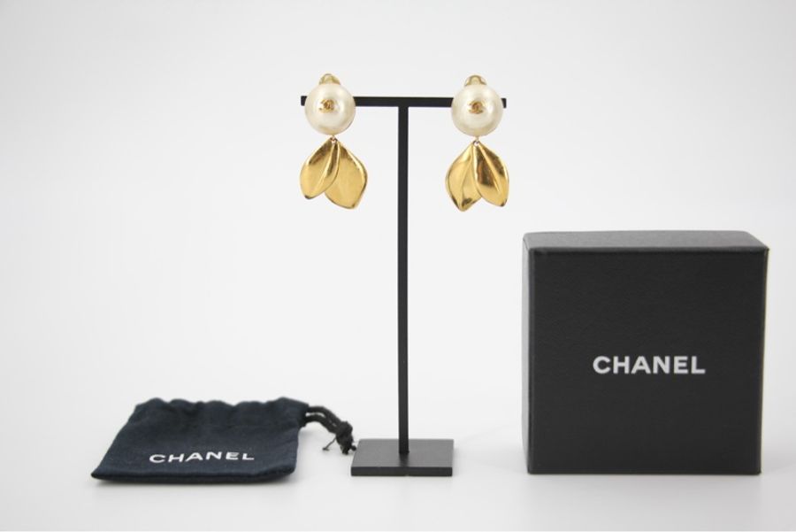 Chanel Vintage 99P 仿珍珠金色葉形吊墜耳環-7