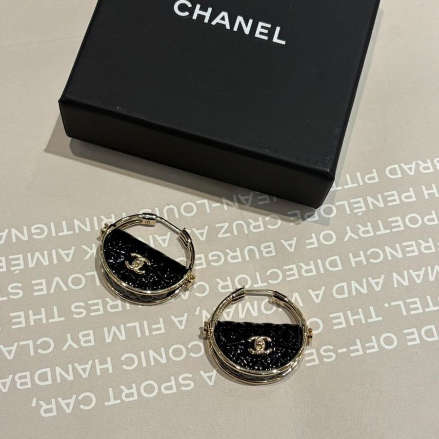 CHANEL淡金簍空圓形+黑琺瑯包包造型耳環-1
