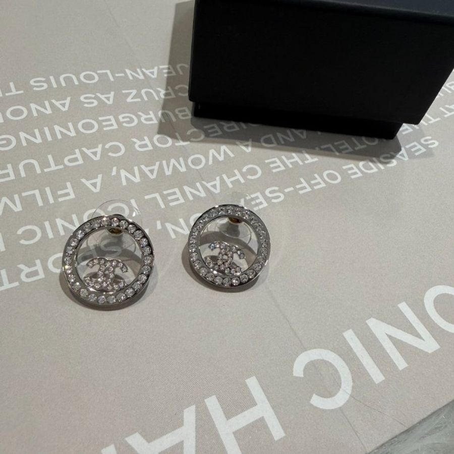 CHANEL銀色圓形簍空水鑽雙C耳環-0