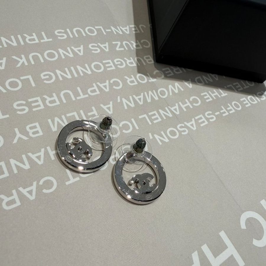 CHANEL銀色圓形簍空水鑽雙C耳環-3