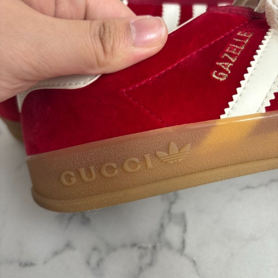 😍紅色穿搭超加分 💫GUCCI聯名愛迪達 紅絨布三葉草休閒鞋 8.5-5