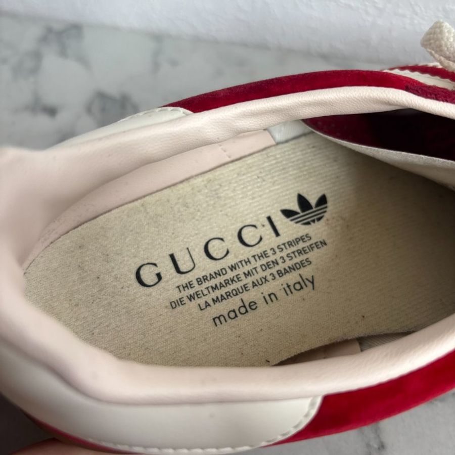 😍紅色穿搭超加分 💫GUCCI聯名愛迪達 紅絨布三葉草休閒鞋 8.5-9