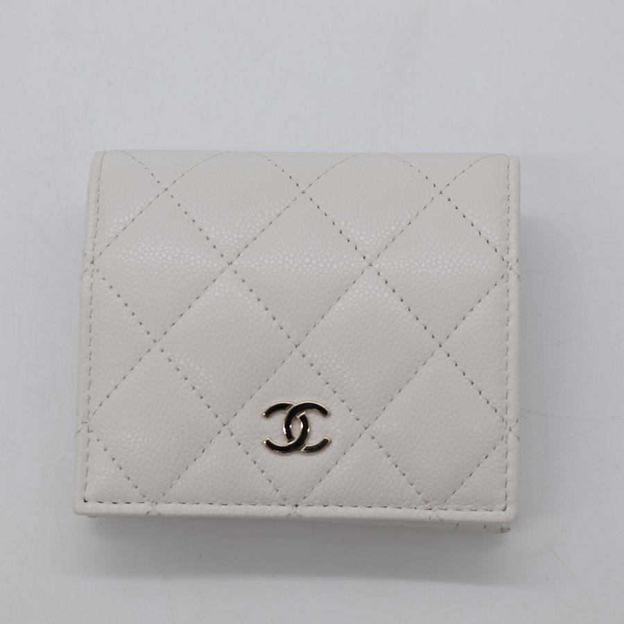 Chanel 香奈兒 白色 牛皮 兩折短夾 淡金扣 晶片款-1