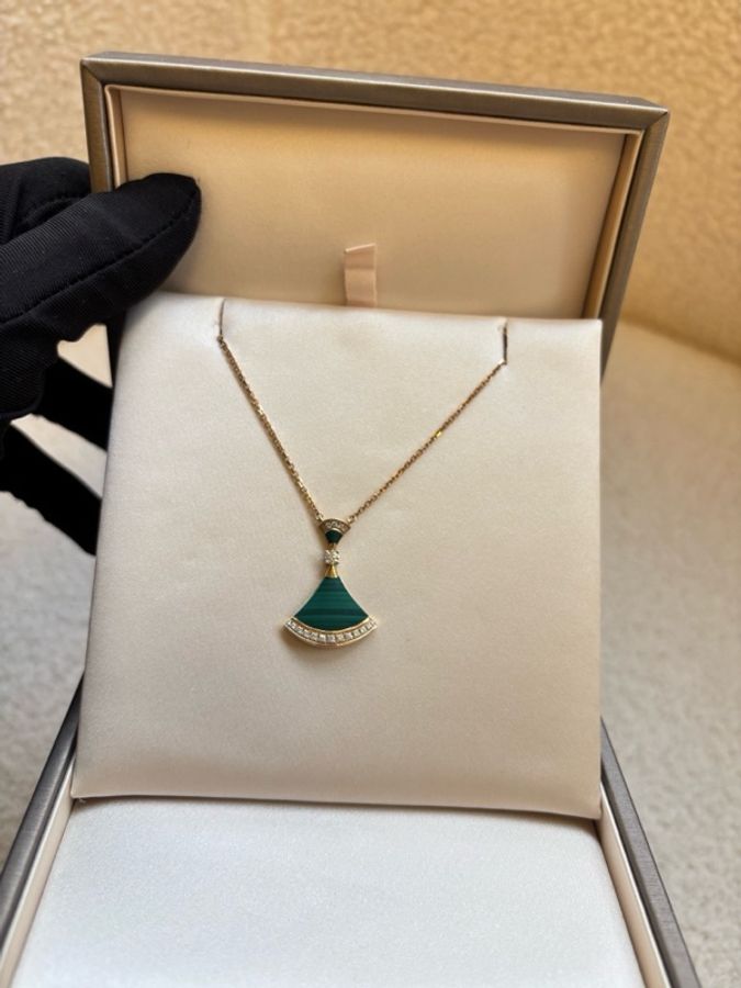 寶格麗孔雀石大綠扇子邊鑽項鍊,清雅貴氣滿滿。孔雀石寓意高貴、好運、平安。專櫃價人民幣 53,100 元。-5
