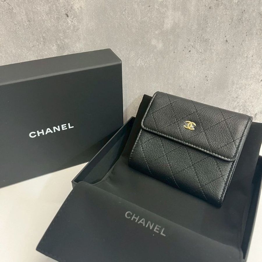 Chanel 三摺黑金短夾 荔枝皮-0