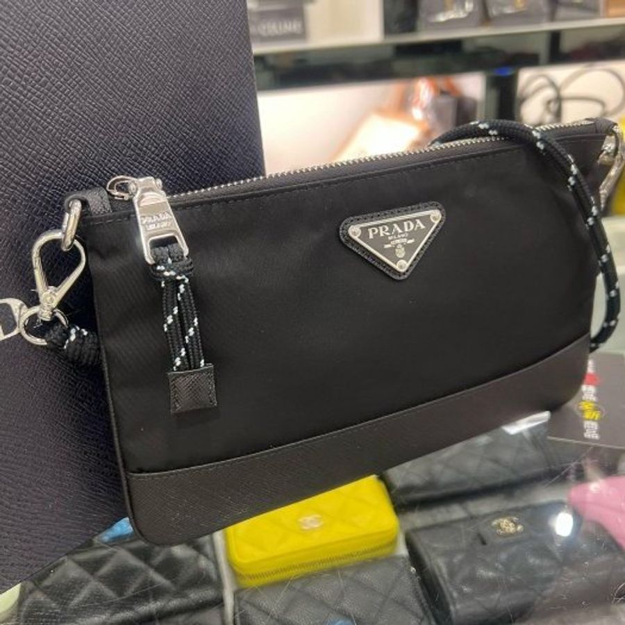 東區正精品㊣PRADA 2ZT073 IPHONE case Re-Nylon 全新黑色尼龍銀三角牌拉鍊抽繩戶外風掛繩手機包肩背包斜背包RZ6533-1