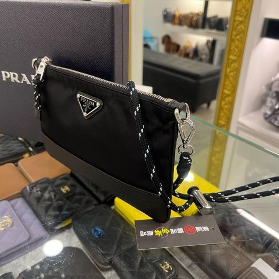 東區正精品㊣PRADA 2ZT073 IPHONE case Re-Nylon 全新黑色尼龍銀三角牌拉鍊抽繩戶外風掛繩手機包肩背包斜背包RZ6533-2