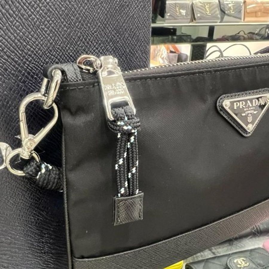 東區正精品㊣PRADA 2ZT073 IPHONE case Re-Nylon 全新黑色尼龍銀三角牌拉鍊抽繩戶外風掛繩手機包肩背包斜背包RZ6533-3