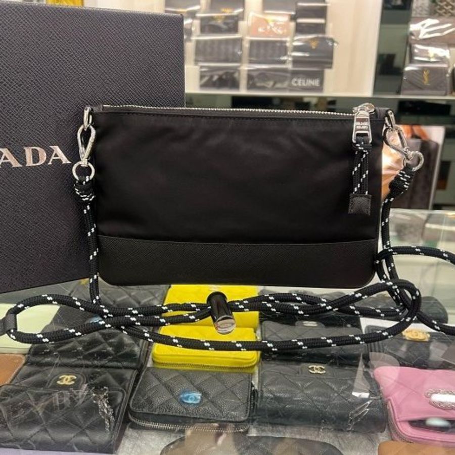 東區正精品㊣PRADA 2ZT073 IPHONE case Re-Nylon 全新黑色尼龍銀三角牌拉鍊抽繩戶外風掛繩手機包肩背包斜背包RZ6533-4
