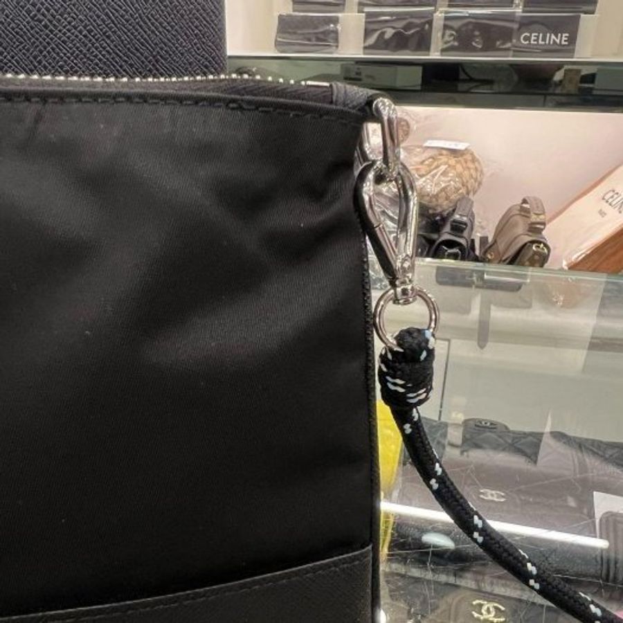 東區正精品㊣PRADA 2ZT073 IPHONE case Re-Nylon 全新黑色尼龍銀三角牌拉鍊抽繩戶外風掛繩手機包肩背包斜背包RZ6533-6