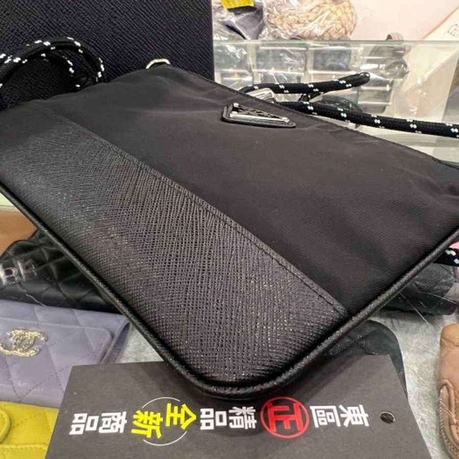 東區正精品㊣PRADA 2ZT073 IPHONE case Re-Nylon 全新黑色尼龍銀三角牌拉鍊抽繩戶外風掛繩手機包肩背包斜背包RZ6533-8