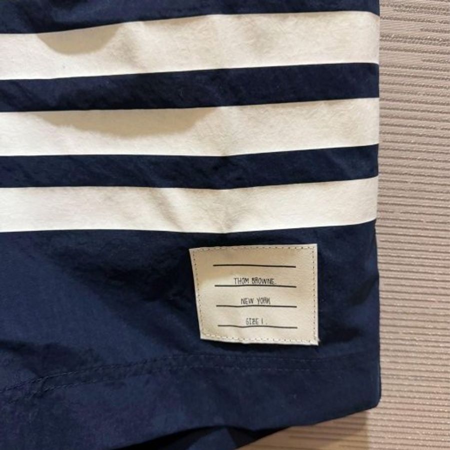 💎Han's house精品服飾💎THOM BROWNE TB 四槓 尼龍 海灘短褲 現貨一號 原價23400-2