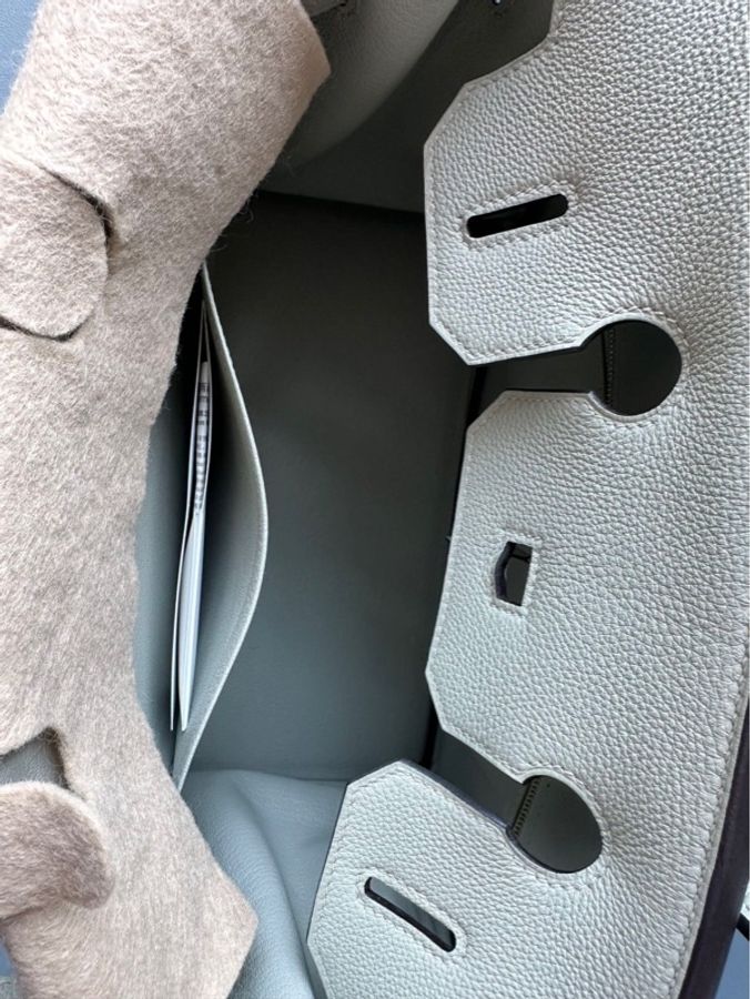 HERMES 愛馬仕 Birkin 30 冰清灰,B 刻印,Togo 皮,閒置未使用,在不同光線下呈現「灰中帶綠」的微妙變化。-6