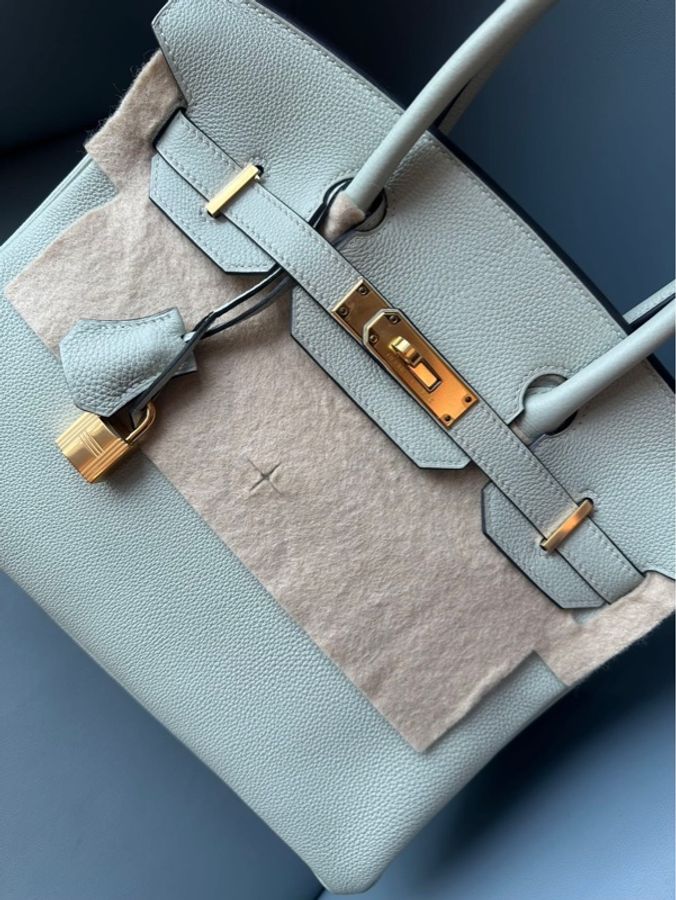 HERMES 愛馬仕 Birkin 30 冰清灰,B 刻印,Togo 皮,閒置未使用,在不同光線下呈現「灰中帶綠」的微妙變化。-7