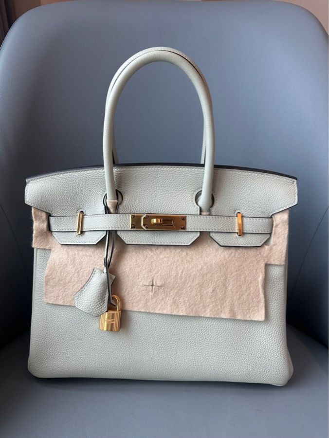 HERMES 愛馬仕 Birkin 30 冰清灰,B 刻印,Togo 皮,閒置未使用,在不同光線下呈現「灰中帶綠」的微妙變化。-15