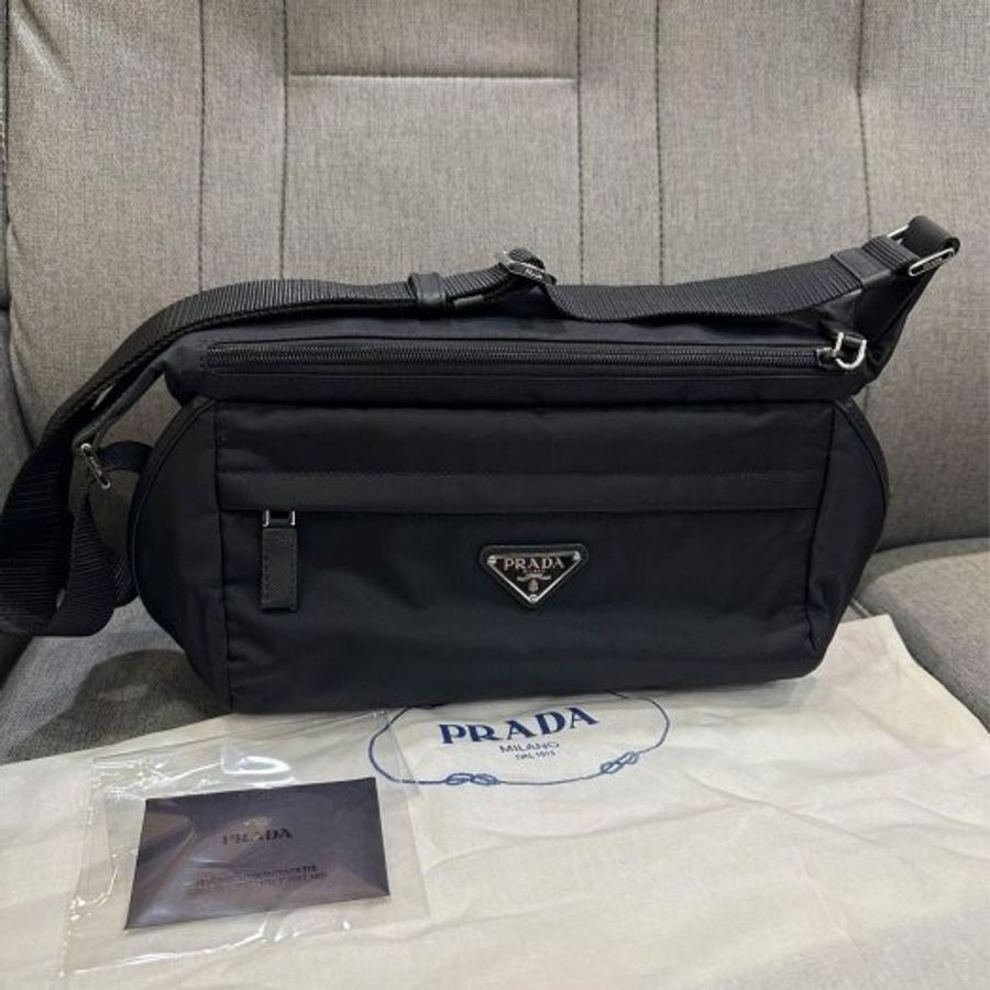 💎Han's house精品服飾💎PRADA 三角鐵牌 尼龍 防水 側背包 VA0991 原價79000-0
