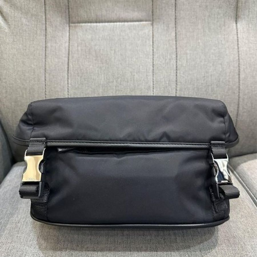 💎Han's house精品服飾💎PRADA 三角鐵牌 尼龍 防水 側背包 VA0991 原價79000-4