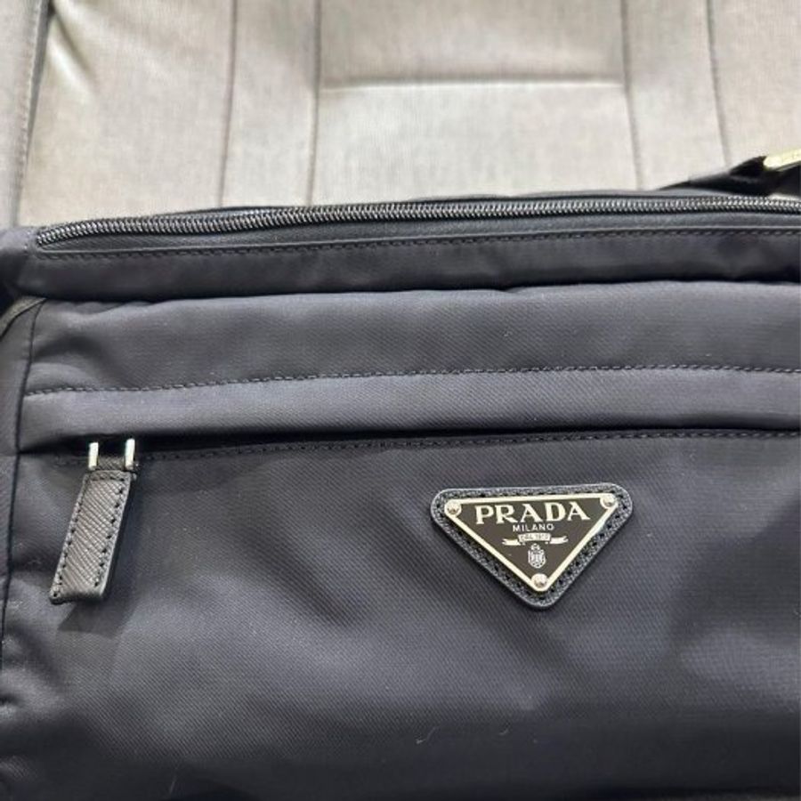 💎Han's house精品服飾💎PRADA 三角鐵牌 尼龍 防水 側背包 VA0991 原價79000-6
