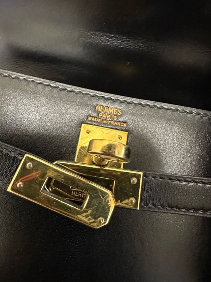 愛馬仕 Hermès Kelly 20 黑金（黑色配金色金屬配件）大耳朵款，Box 皮，1987 年生產，附配件及肩帶。-3