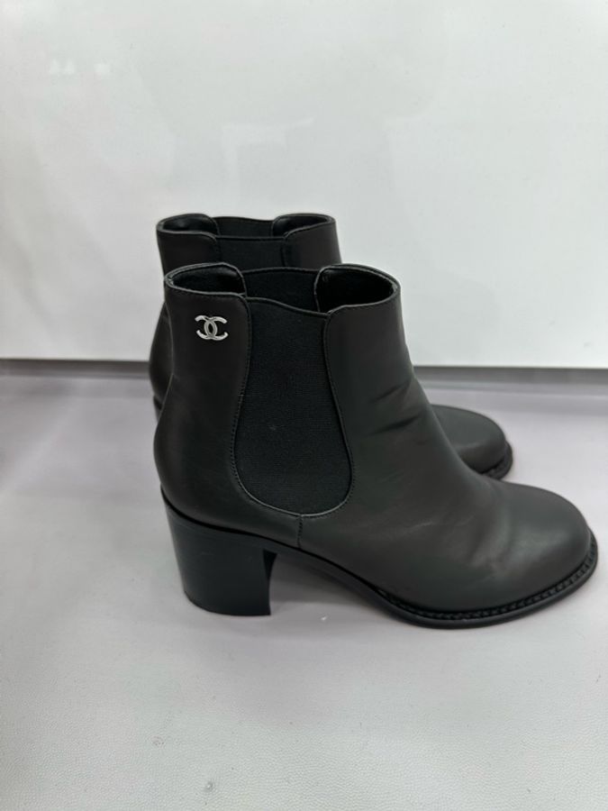 CHANEL 香奈兒 黑色皮革圓頭標誌套穿粗跟時尚短靴，女鞋 38碼-1