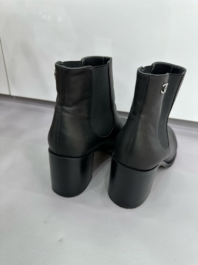 CHANEL 香奈兒 黑色皮革圓頭標誌套穿粗跟時尚短靴，女鞋 38碼-3