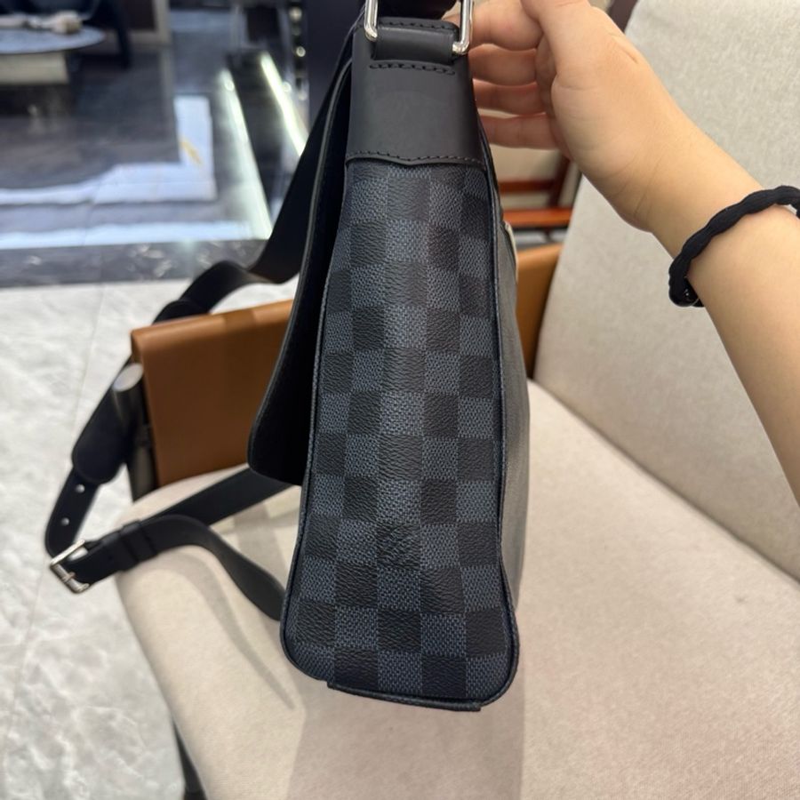 Louis Vuitton 路易威登,棋盘格拼牛皮单肩斜挎翻盖邮差包 尺寸约28×24。-1