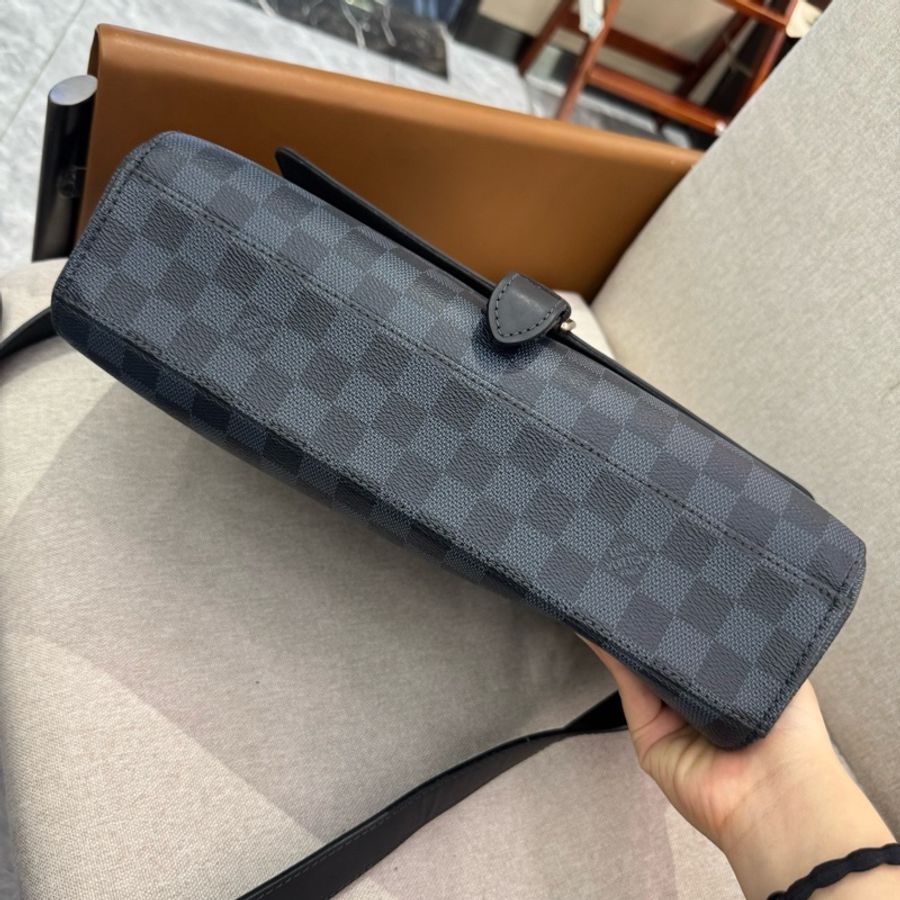 Louis Vuitton 路易威登,棋盘格拼牛皮单肩斜挎翻盖邮差包 尺寸约28×24。-4