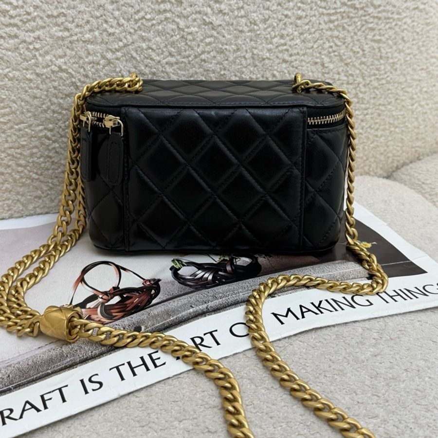 Chanel/香奈兒 黑色羊皮金柱款化妝盒帶鏡子斜背包化妝包 金扣-1
