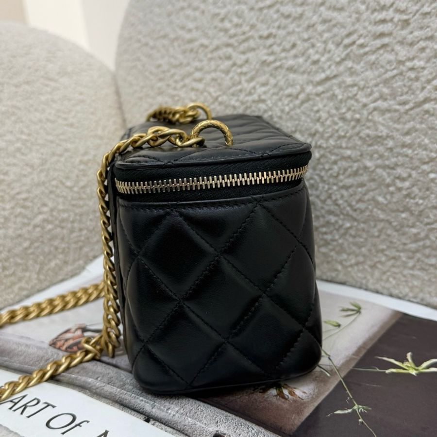 Chanel/香奈兒 黑色羊皮金柱款化妝盒帶鏡子斜背包化妝包 金扣-2