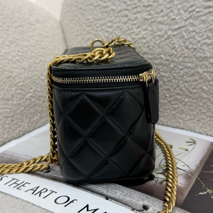Chanel/香奈兒 黑色羊皮金柱款化妝盒帶鏡子斜背包化妝包 金扣-3