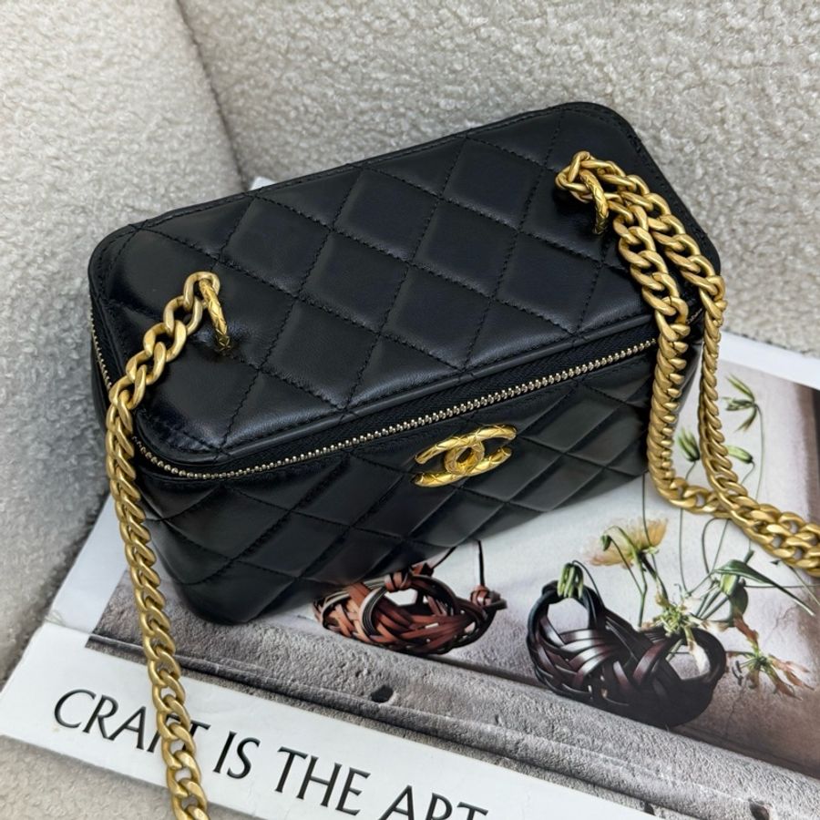 Chanel/香奈兒 黑色羊皮金柱款化妝盒帶鏡子斜背包化妝包 金扣-4