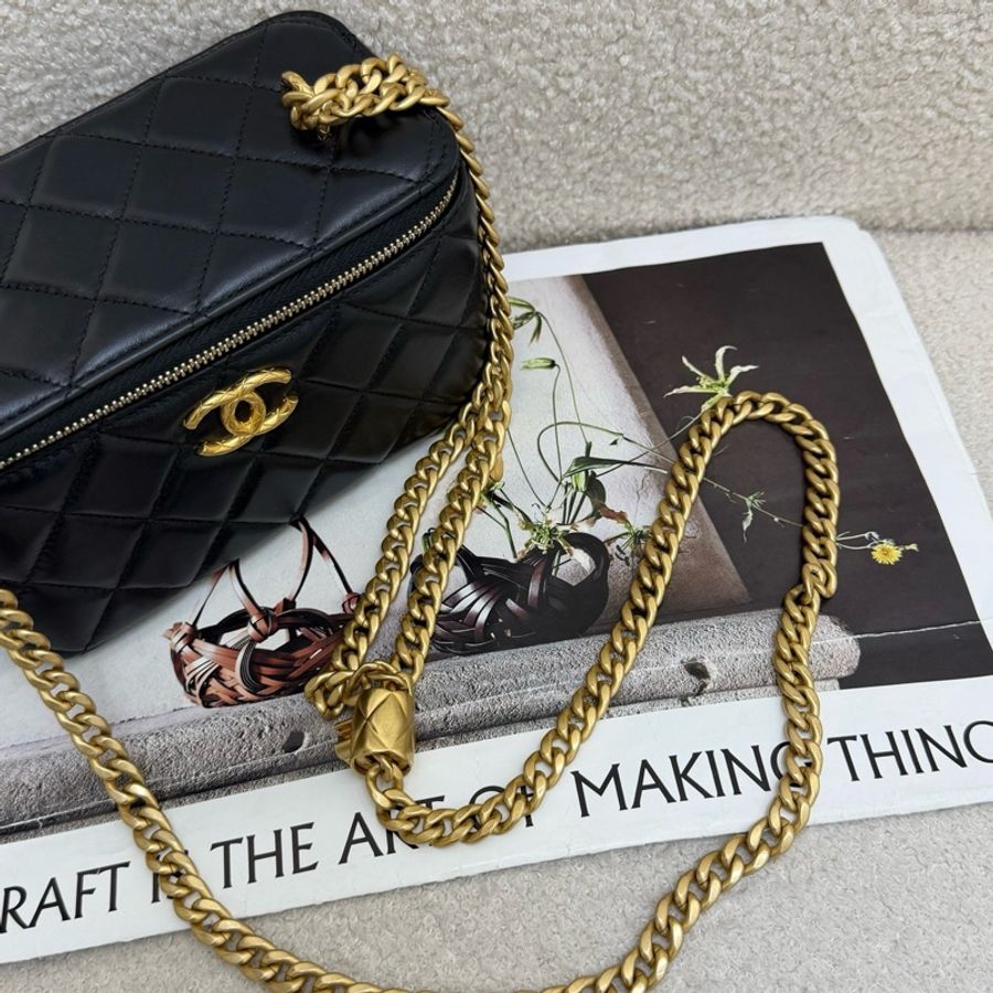 Chanel/香奈兒 黑色羊皮金柱款化妝盒帶鏡子斜背包化妝包 金扣-6