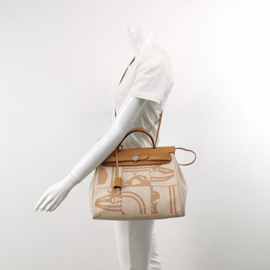 Hermes Herbag31狂躁的新娘馬鞍釘鎖釦子母包斜挎包單肩包Hunter牛皮帆布銀扣棕色淺米色-1