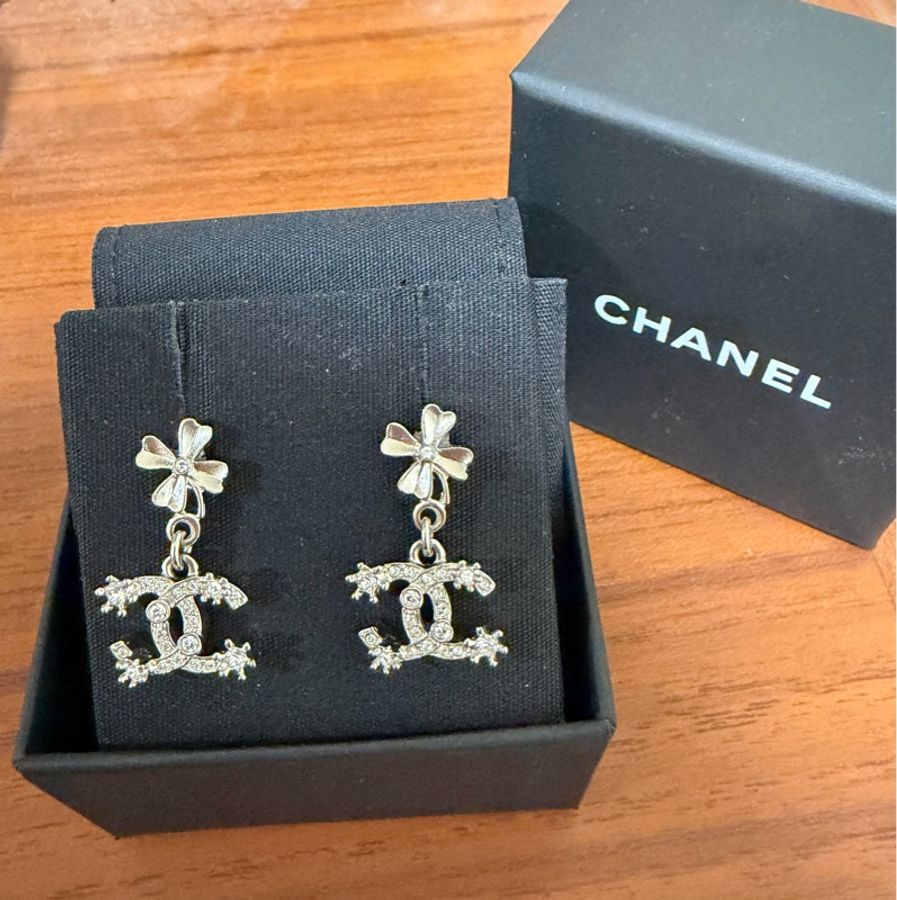 CHANEL 幸運草垂墜式水鑽LOGO耳環-0