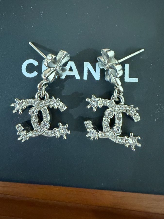 CHANEL 幸運草垂墜式水鑽LOGO耳環-2