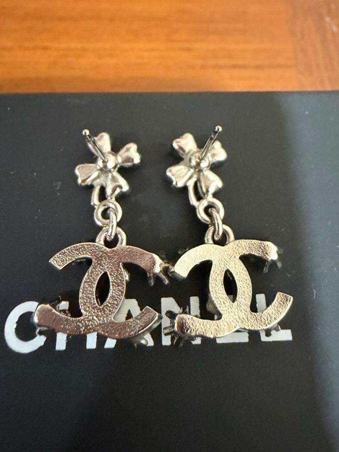 CHANEL 幸運草垂墜式水鑽LOGO耳環-3