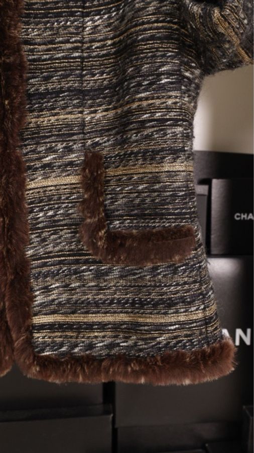 Chanel 03年棕色条纹毛毛滚边两口袋圆领上衣外套-48