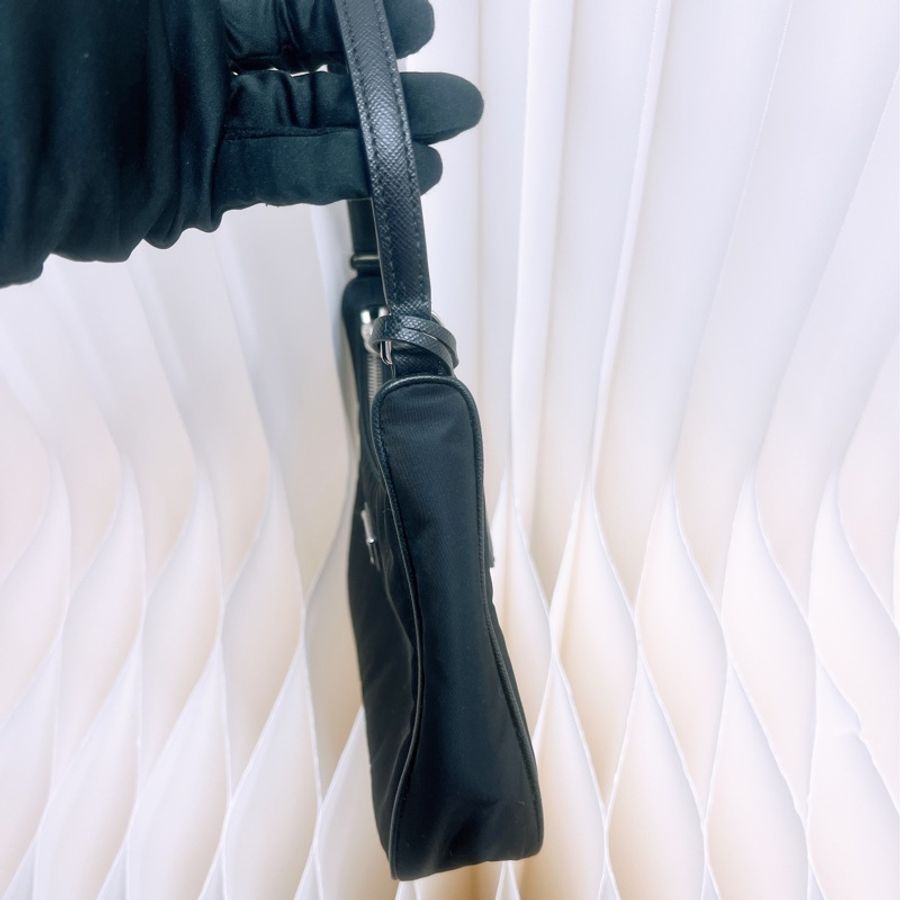 Prada re-edition 2005 黑色尼龍腋下包-8