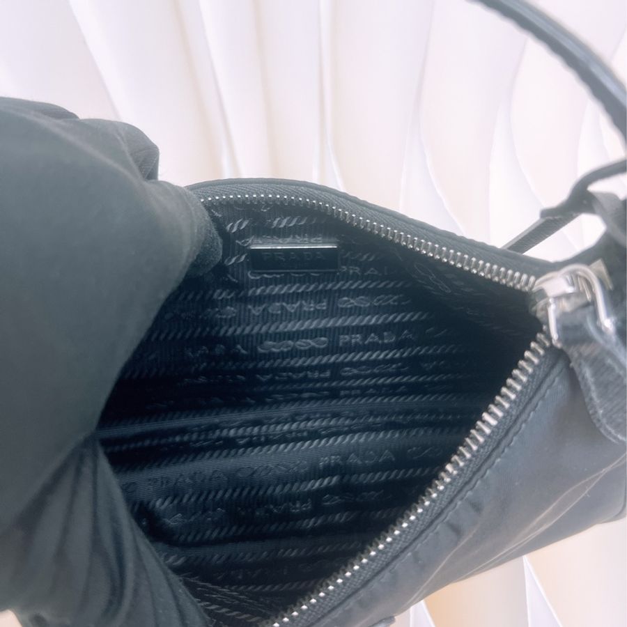 Prada re-edition 2005 黑色尼龍腋下包-11